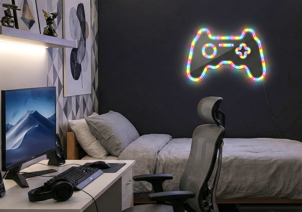 Neon LED FOREVER LIGHT Gamepad FLRNE04 + pilot RTV200004, led, oszczędność, światło, wydajność, Neonowy gamepad w pokoju gamingowym: obok monitora, łóżka, biurka i krzesła.