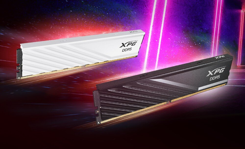 Pamięć RAM ADATA XPG Lancer Blade Dwa moduły pamięci, jeden biały i jeden czarny, unoszące się w przestrzeni na tle z pionowymi fioletowymi neonami, ukazujące design radiatorów z ukośnymi nacięciami, opis