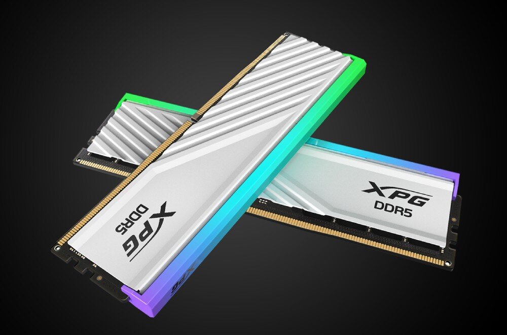 Pamięć RAM ADATA XPG Lancer Blade RGB Moduł pamięci DDR5 z czarnym radiatorem i kolorowym podświetleniem RGB zainstalowany na płycie głównej w ciemnym oświetleniu