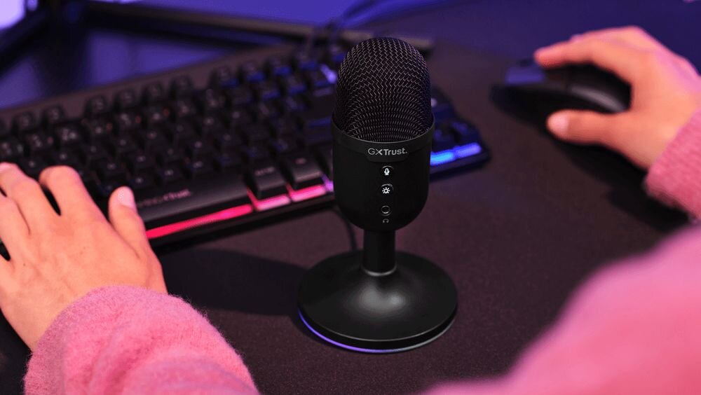 TRUST GXT 234 Yunix mikrofon RGB podświetlenie personalizacja kolorów, mikrofon stojący na biurku obok klawiatury