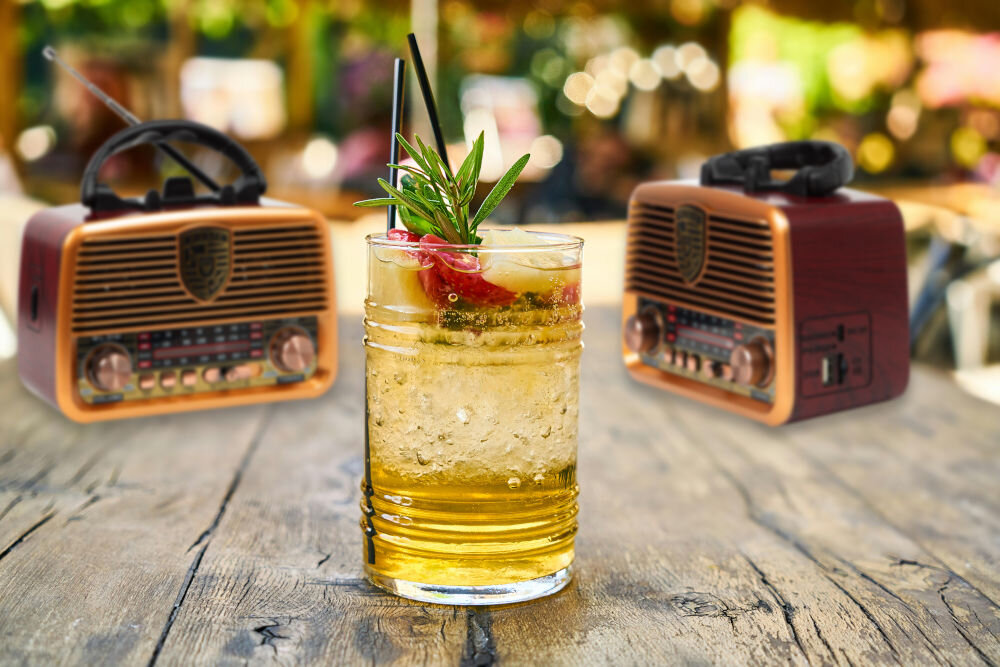 Radio BLOW RA10 TWS prawdziwe stereo większa moc dźwięku, radia stojące na stole w plenerze