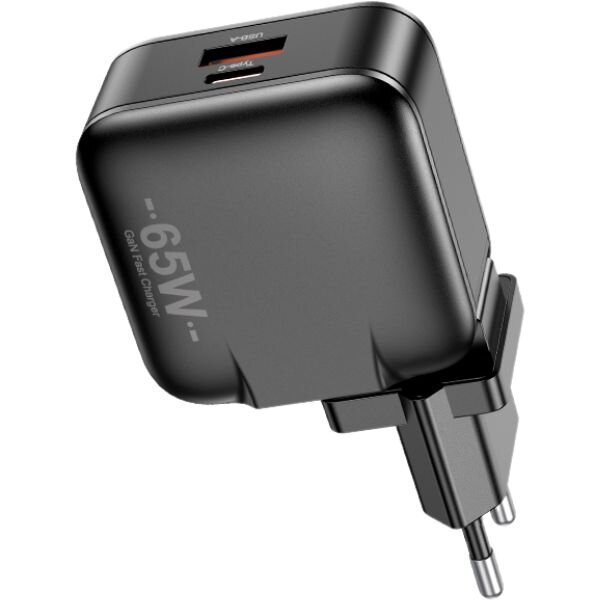 Czarna ładowarka sieciowa z dwoma portami: USB i USB-C. Na obudowie widoczny jest napis \'65W GAN Fast Charger\'.
