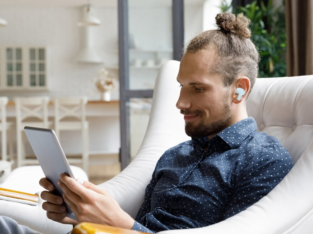 Słuchawki dokanałowe CREATIVE Zen Air Pro ANC
                mężczyzna w słuchawkach na kanapie bluetooth le audio stabilny pozbawiony opóźnień dźwięk hybrydowa redukcja szumu anc 33 godzin odtwarzania wciągające wrażenia akustyczne odporność na zachlapania ipx5 tryb ambient