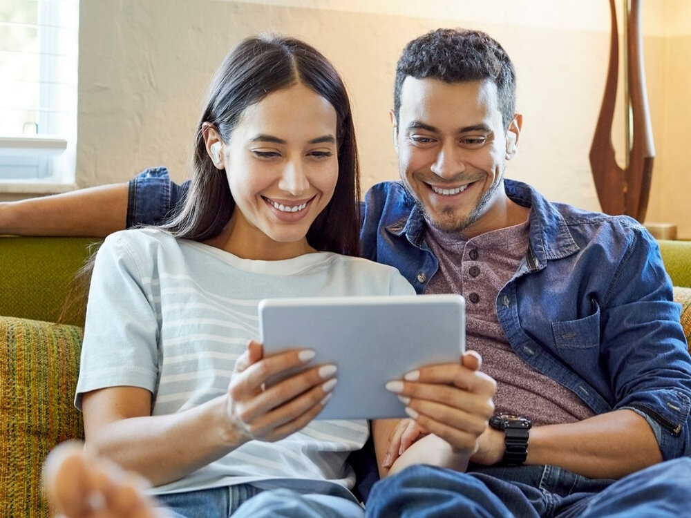 Słuchawki dokanałowe CREATIVE Zen Air Pro ANC
                kobieta i mężczyzna w słuchawkach na kanapie kodeki lc3+ unicast broadcast zintegrowana aplikacja creative tryb ultra-low latency