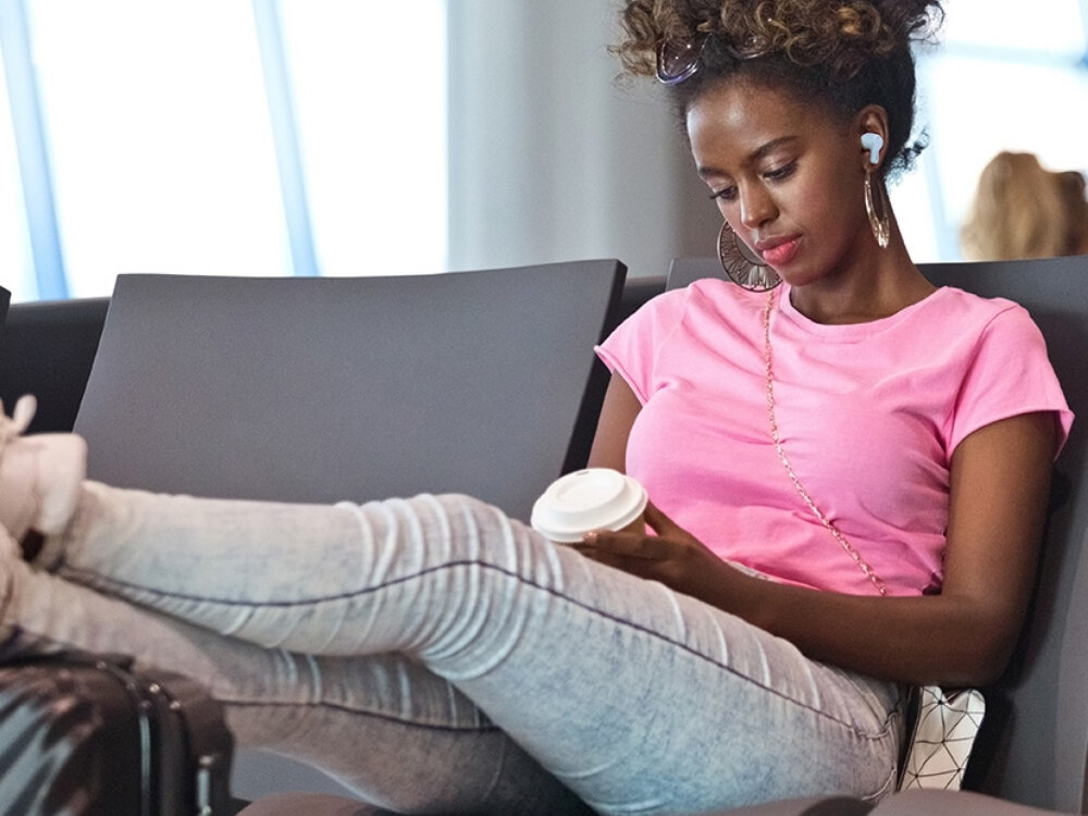 Słuchawki dokanałowe CREATIVE Zen Air Pro ANC
                kobieta w słuchawkach na krześle hybrydowe anc mikrofony z przodu tyłu tryb ambient moduł regulacji w aplikacji łatwe dostosowanie