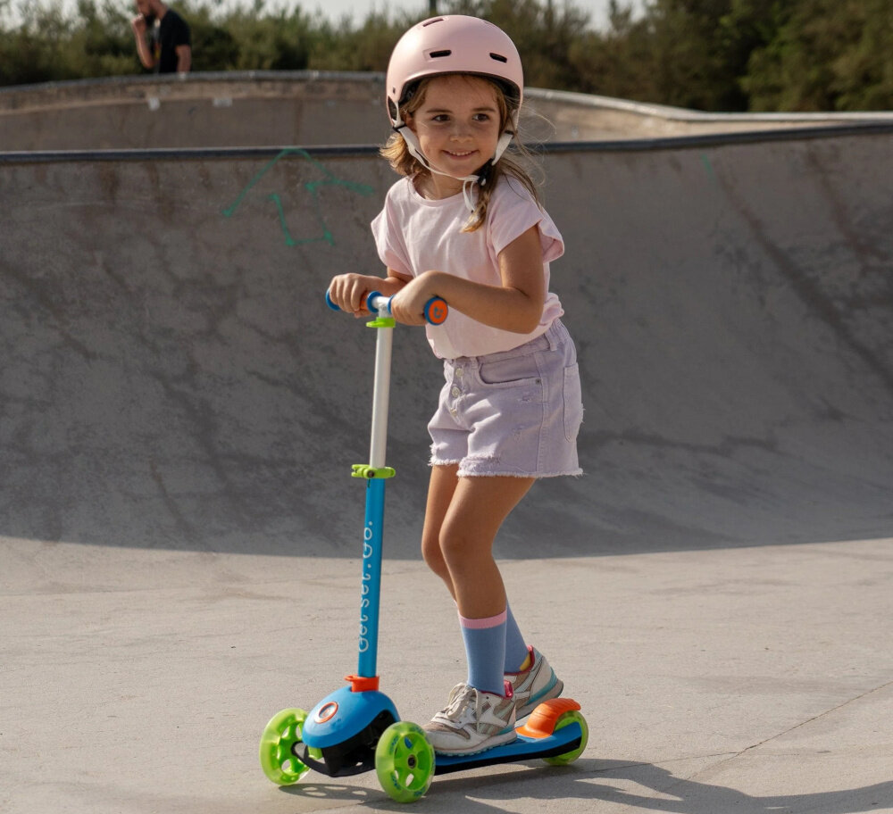 Hulajnoga dla dzieci TRUNKI Mała Niebieski skatepark dziecko w kasku na hulajnodze jeździ po rampie nauka jazdy środek transportu nauka koordynacja radość pasja