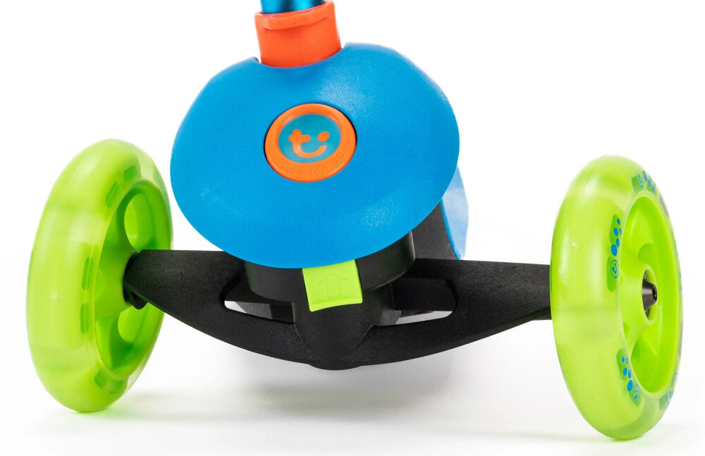 Hulajnoga dla dzieci TRUNKI Mała Niebieski białe tło zbliżenie na przód hulajnogi pokazana możliwość skrętu intuicyjny system skręcania przez balansowanie ciałem dziecko steruje kierunkiem jazdy uczy koordynacji i refleksu wspiera naturalny rozwój motoryczny balansowy mechanizm pozwala dziecku poczuć kontrolę nad ruchem dla dzieci o wzroście od 95 do 115 cm