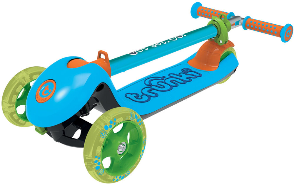 Hulajnoga dla dzieci TRUNKI Mała Niebieski złożona hulajnoga na białym tle waga 2,75 kg łatwa do przenoszenia i składania wymiary 56 x 28 x 16 cm nie zajmuje dużo miejsca polipropylen i włókno szklane do 50 kg