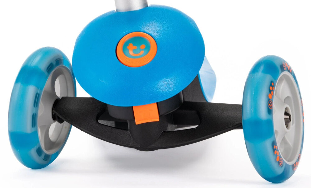 Hulajnoga dla dzieci TRUNKI Duża Niebieski białe tło zbliżenie na przód hulajnogi pokazana możliwość skrętu intuicyjny system skręcania przez balansowanie ciałem dziecko steruje kierunkiem jazdy uczy koordynacji i refleksu wspiera naturalny rozwój motoryczny balansowy mechanizm pozwala dziecku poczuć kontrolę nad ruchem dla dzieci o wzroście od 110 do 150 cm