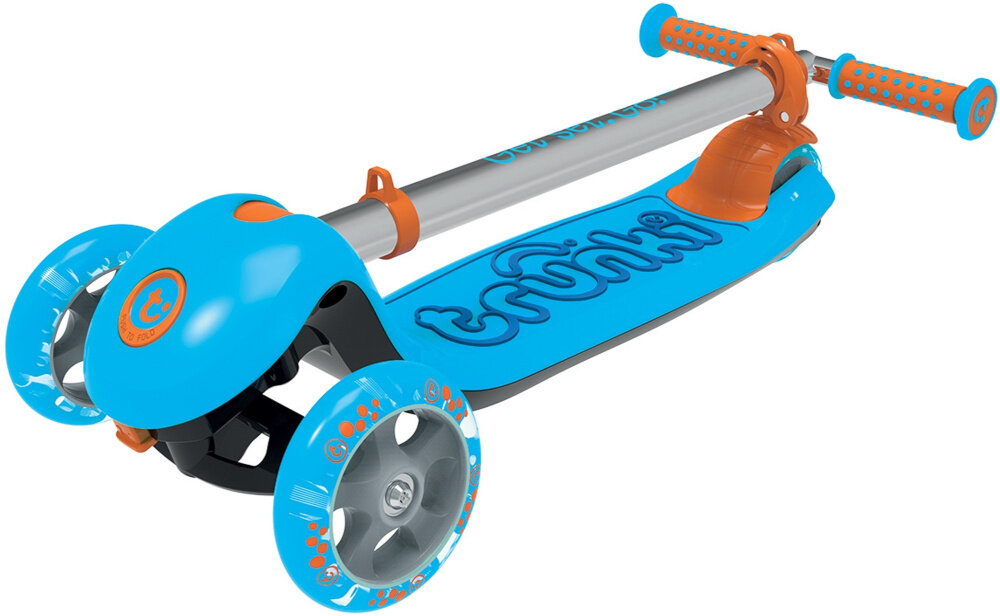 Hulajnoga dla dzieci TRUNKI Duża Niebieski złożona hulajnoga na białym tle waga 3,5 kg łatwa do przenoszenia i składania wymiary 62 x 28 x 17 cm nie zajmuje dużo miejsca polipropylen i włókno szklane do 75 kg