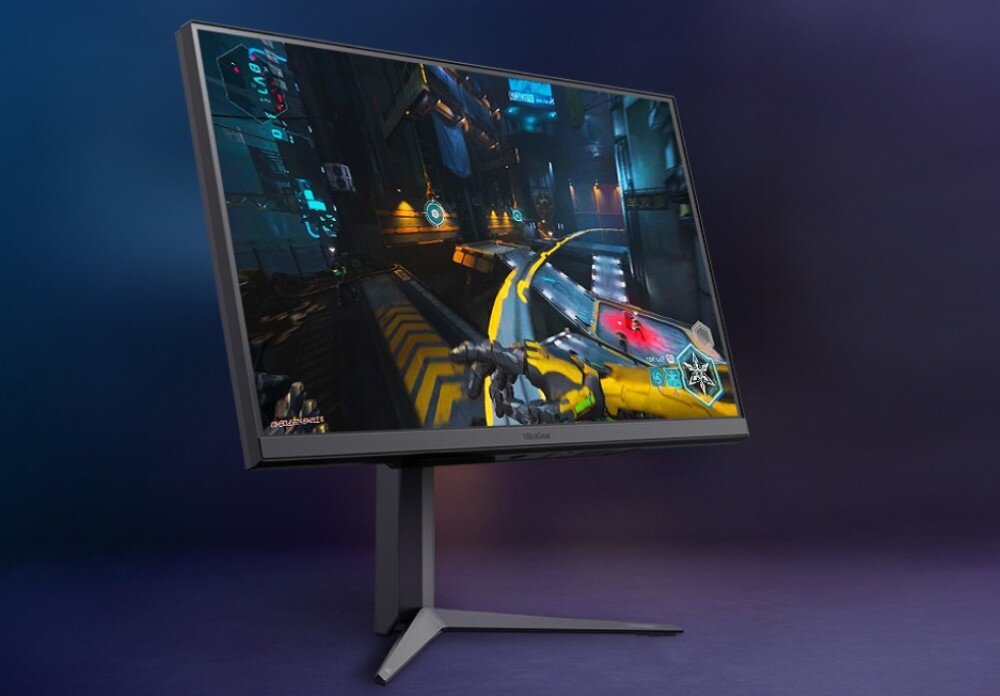 Monitor LG UltraGear 32GS75Q-B 31.5 2560x1440px IPS 180Hz 1 ms [GTG] stojący monitor obrazem z uruchomioną grą akcji na ekranie opis