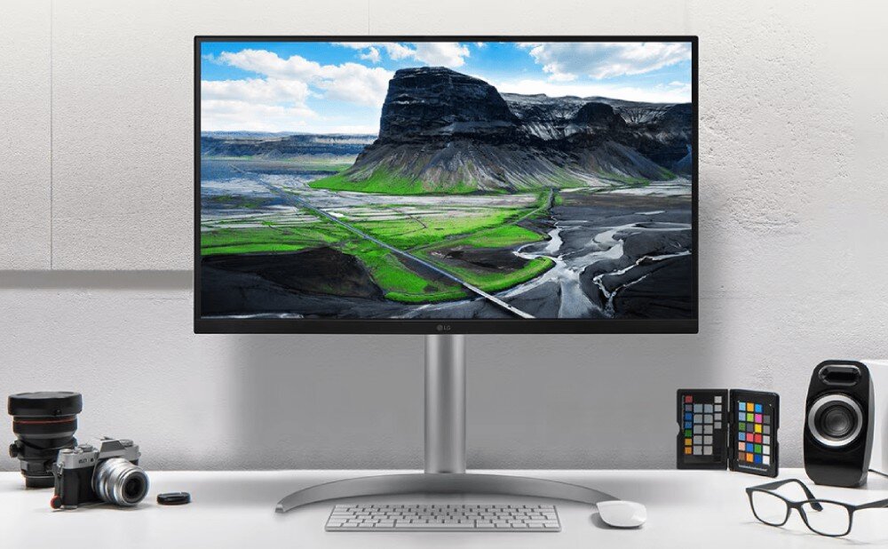 Monitor LG UltraFine 32UQ850V-W Monitor na biurku w otoczeniu sprzętu fotograficznego i akcesoriów, na ekranie to samo zdjęcie krajobrazu co wcześniej, pokazane w środowisku studyjnym, podstawa, regulacja, ergonomia