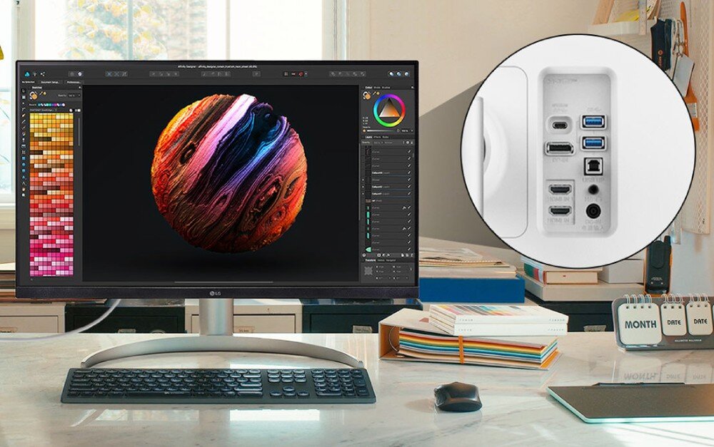 Monitor LG UltraFine 32UQ850V-W Monitor na biurku z programem graficznym i kolorową grafiką planety, z powiększeniem pokazującym porty z tyłu urządzenia, w tym HDMI, USB-C i inne złącza, porty, złącza, podłączenie