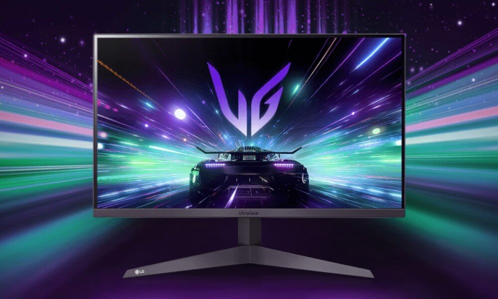 Monitor LG UltraGear 24GS50F-B 23.7 1920x1080px 180Hz 1 ms [MBR] monitor, na którym wyświetlana jest gra wideo przedstawiająca szybko poruszający się samochód na torze wyścigowym matryca kontrast kolory HDR10