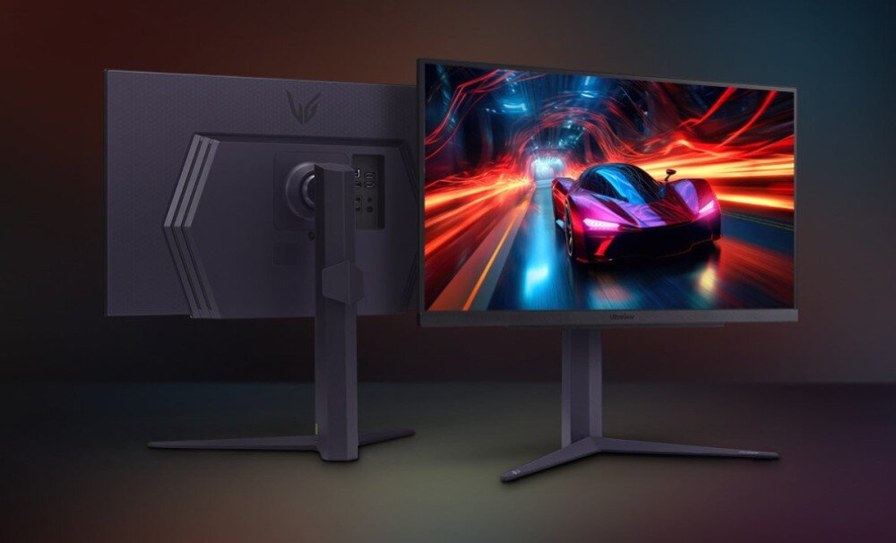 Monitor LG UltraGear 27GS85Q-B Widok monitora z przodu i tyłu na ciemnym tle. Na ekranie wyświetlana jest dynamiczna scena wyścigowa z czerwonym samochodem, opis