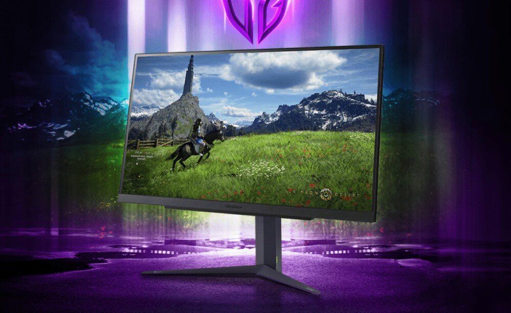 Monitor LG UltraGear 27GS85Q-B Monitor na tle kolorowego efektu świetlnego wyświetlający scenę z gry fantasy, ramka, podstawa, regulacja, mocowanie VESA
