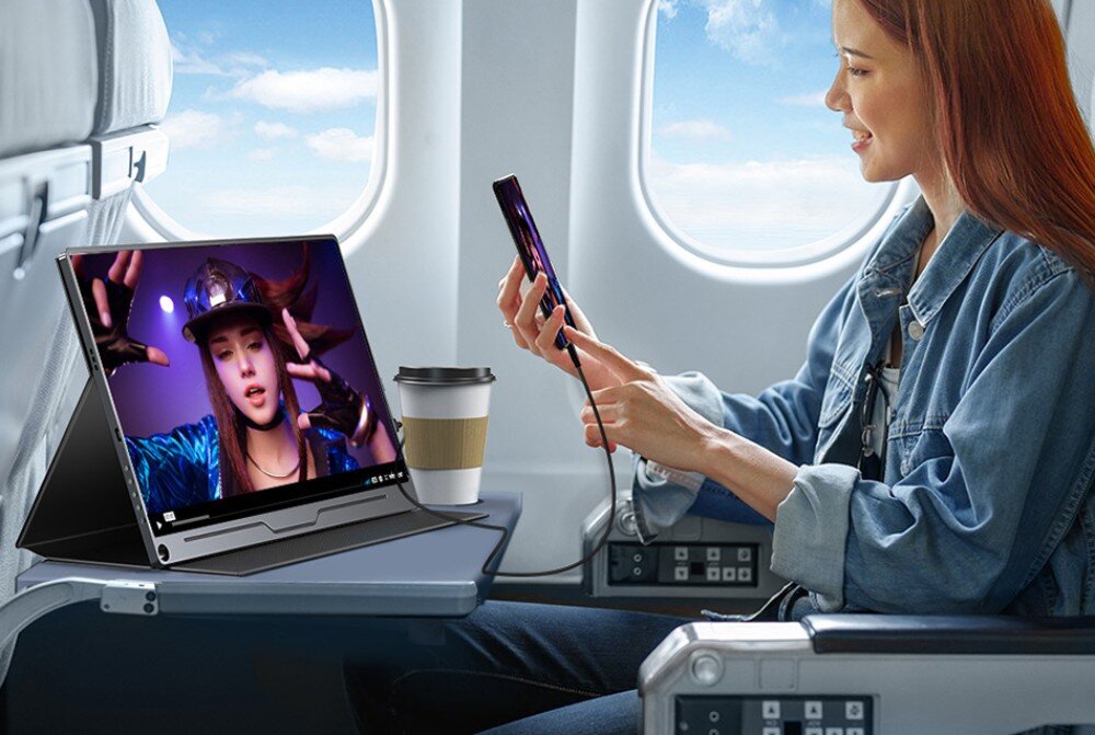 Monitor UPERFECT Ubegin B5 Kobieta siedząca przy oknie w samolocie ogląda film na przenośnym monitorze podłączonym do smartfona, opis