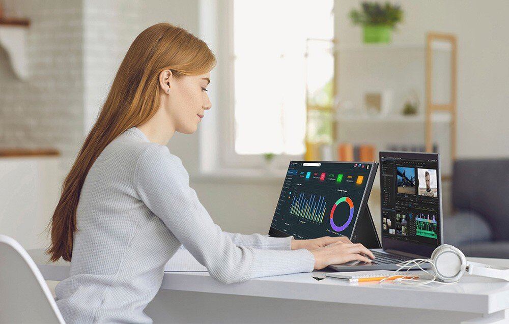 Monitor UPERFECT Ubegin B5 Kobieta pracująca przy biurku na dwóch ekranach, z przenośnym monitorem podłączonym do laptopa, konstrukcja, waga, grubość