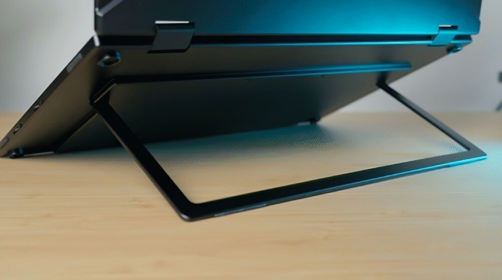 Monitor UPERFECT Ustation Delta Zbliżenie na tylną część urządzenia z wysuniętą podstawką wspierającą dwa składane ekrany, podstawka, regulacja, montaż VESA