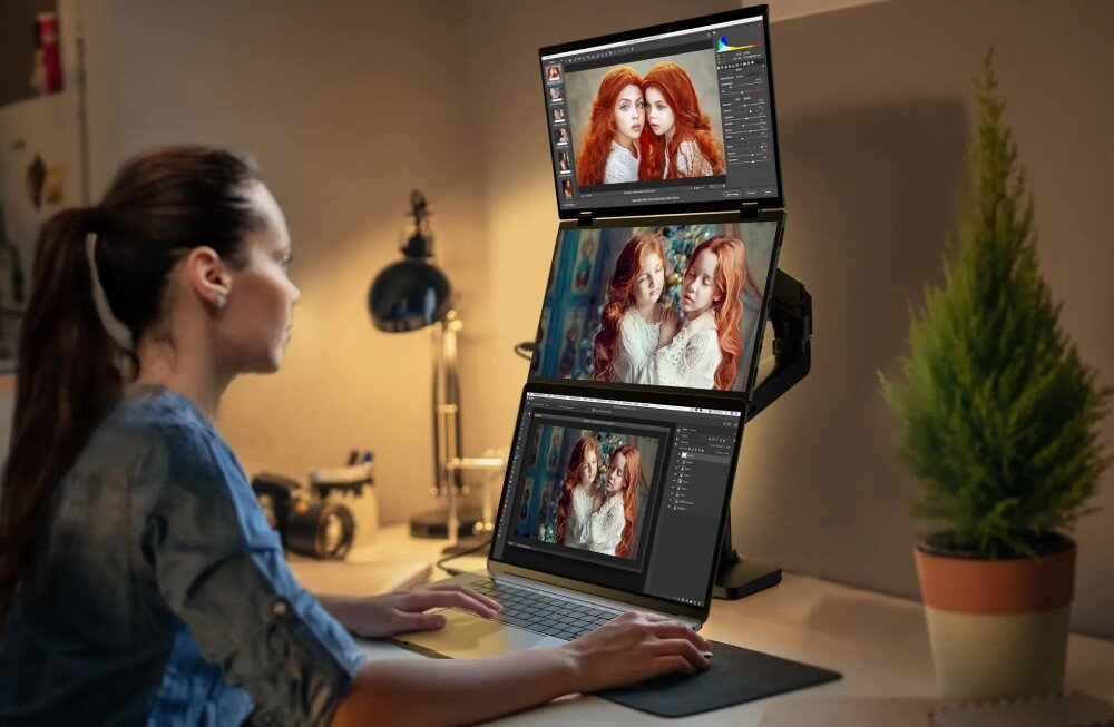 Monitor UPERFECT Ustation Delta Kobieta przy biurku pracuje na laptopie i dwóch dodatkowych ekranach ustawionych pionowo, na których wyświetlane są zdjęcia w programie graficznym, przekątna, rozdzielczość, kąty widzenia, jasność