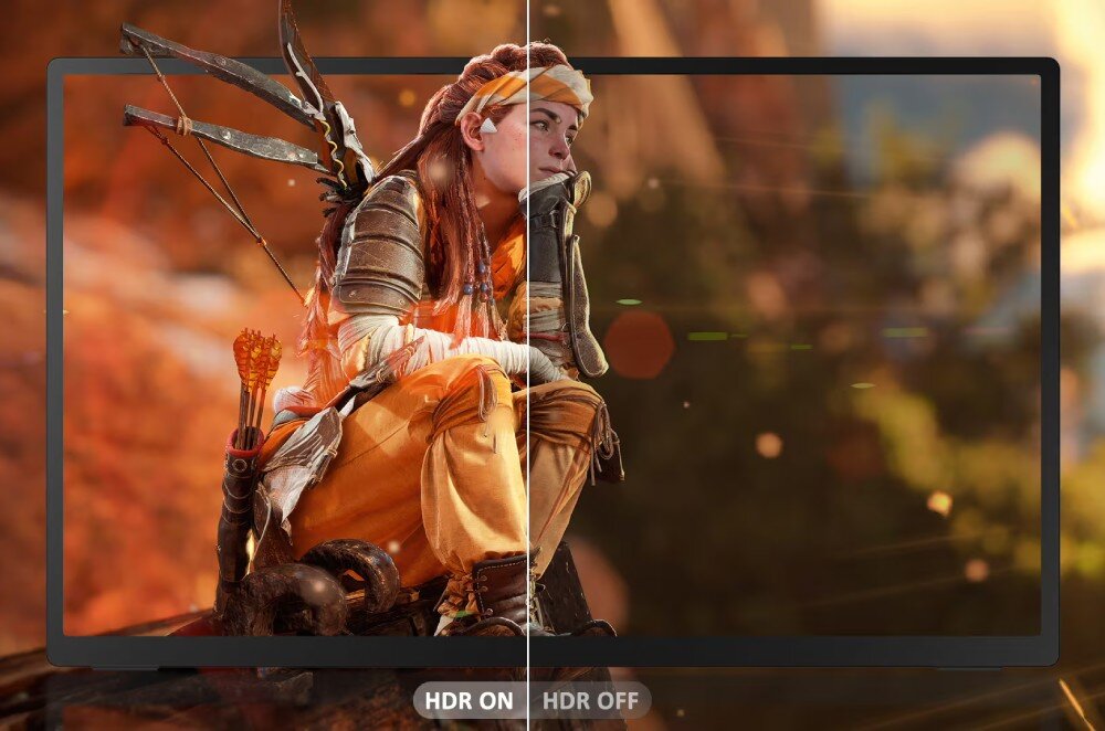 Monitor UPERFECT USteam E6 Pro Obraz z gry przedstawiający postać kobiety wojowniczki, po lewej stronie z włączonym HDR barwy są bardziej nasycone, po prawej bez HDR kolory są wyblakłe, matryca IPS, kąty widzenia, pokrycie przestrzeni kolorów, HDR