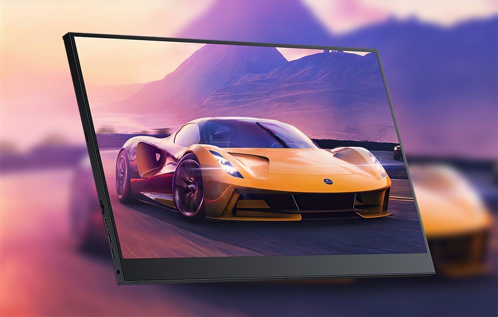 Monitor UPERFECT UGame K7 Ekran monitora przedstawiający żółty samochód sportowy jadący drogą na tle gór o zachodzie słońca, opis