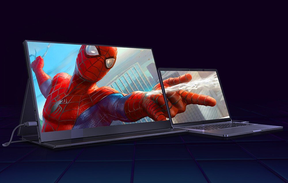 Monitor UPERFECT UGame K7 Monitor obok laptopa, na ekranach widoczny Spiderman wyciągający rękę w stronę widza, głośniki, audio, porty, podłączenie