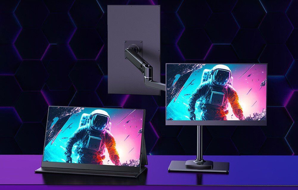 Monitor UPERFECT UGame K7 Dwa monitory z tym samym obrazem astronauty w przestrzeni kosmicznej, jeden zamontowany na uchwycie, drugi na podstawce biurkowej, mocowanie VESA, budowa