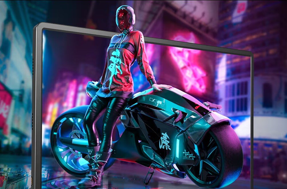 Monitor UPERFECT USteam G16 Zbliżenie na ekran monitora, na którym wyświetlana jest postać w czerwonej bluzie stojąca obok futurystycznego motocykla w otoczeniu neonowych świateł miasta, zastosowanie, obraz, rozdzielczość, matryca IPS