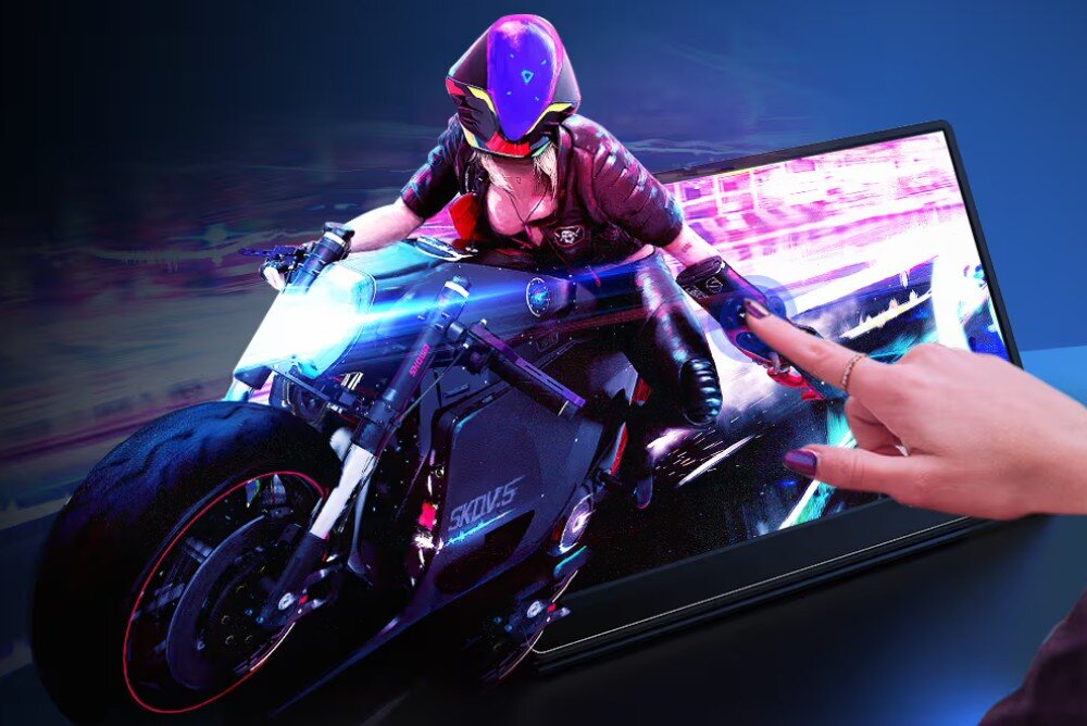 Monitor UPERFECT USteam G16 Ekran z grą przedstawiającą postać w kasku jadącą futurystycznym motocyklem, dłoń dotyka powierzchni monitora, obsługa dotykowa, gesty
