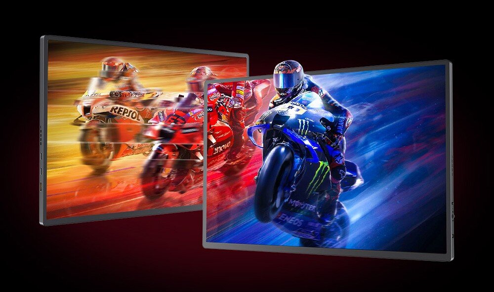 Monitor UPERFECT UGame C2 Dwa monitory obok siebie, na jednym motocykle w ruchu w odcieniach czerwieni, na drugim zawodnik na niebieskim motocyklu, porty, podłączenie, FreeSync, ochrona wzroku