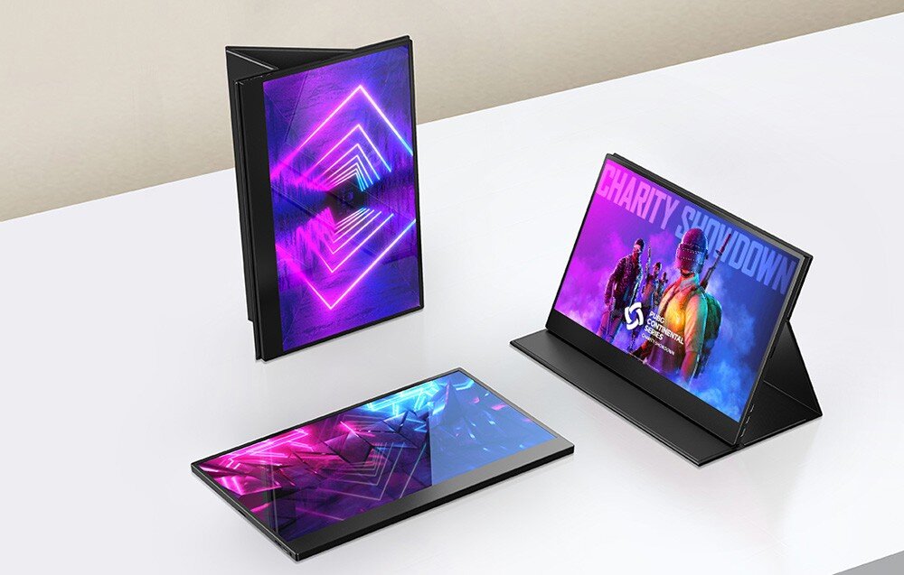 Monitor UPERFECT USetup E7 Trzy monitory ustawione na biurku w różnych pozycjach, jeden w trybie pionowym, drugi leżący płasko, trzeci wyświetlający kolorową grafikę z napisem 'Charity Showdown', matryca IPS, matowa powłoka