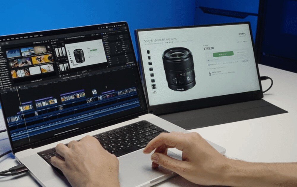 Monitor UPERFECT UFilm A17 Laptop na biurku podłączony do przenośnego monitora, na którym widać stronę sklepu internetowego z obiektywem fotograficznym, przekątna, matryca IPS, rozdzielczość, jasność