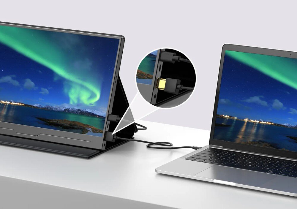 Monitor UPERFECT UFilm A17 Laptop podłączony kablem do przenośnego ekranu, na którym wyświetlany jest krajobraz zorzy polarnej nad górzystym terenem, porty, USB-C, HDMI, kompatybilność