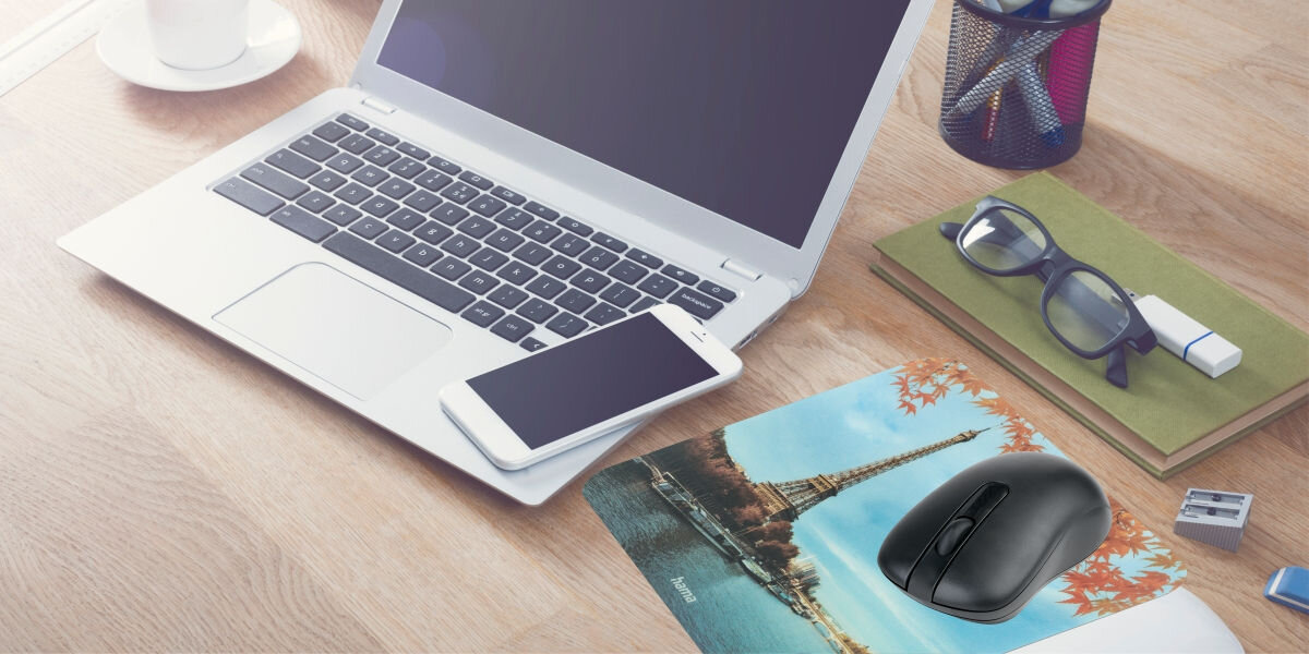 Podkładka HAMA Krajobraz (12 szt.)
wygoda użytkowania na biurku, wymiary ok. 22 x 18 x 0,1 cm, płaska powierzchnia,
drewniany blat, laptop, smartfon, okulary oraz pendrive na zeszycie, temperówka, mysz na podkładce