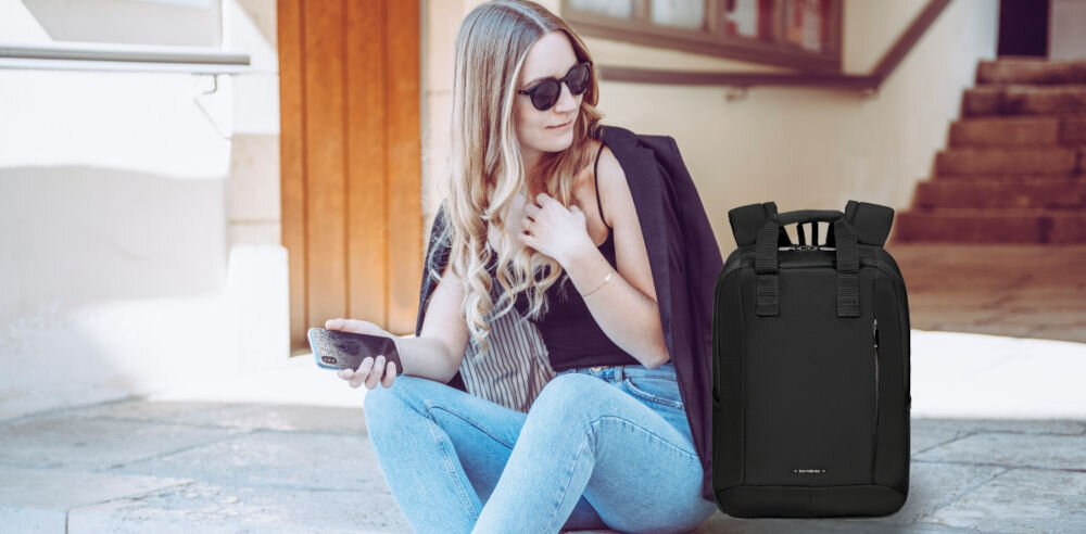 Plecak na laptopa SAMSONITE Guardit Classy 14.1
Stylowy design, który łączy prostotę i elegancję, stonowany wygląd, podkreślony subtelnymi detalami i delikatnymi zamkami,
siedząca na ziemi kobieta, trzymająca w ręce smartfon, a obok niej stoi plecak