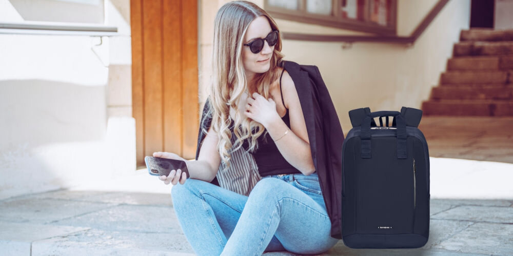 Plecak na laptopa SAMSONITE Guardit Classy 14.1
Stylowy design, który łączy prostotę i elegancję, stonowany wygląd, podkreślony subtelnymi detalami i delikatnymi zamkami,
siedząca na ziemi kobieta, trzymająca w ręce smartfon, a obok niej stoi plecak