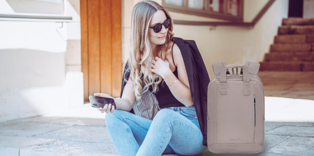 Plecak na laptopa SAMSONITE Guardit Classy 14.1
Stylowy design, który łączy prostotę i elegancję, stonowany wygląd, podkreślony subtelnymi detalami i delikatnymi zamkami,
siedząca na ziemi kobieta, trzymająca w ręce smartfon, a obok niej stoi plecak