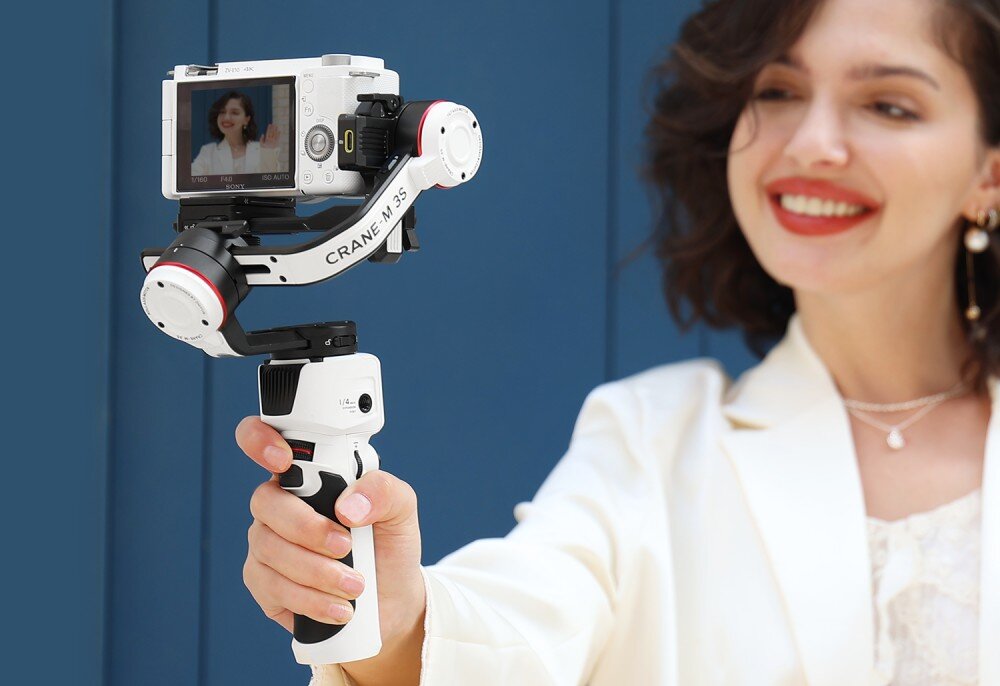 Gimbal ZHIYUN Crane M3S Combo kobieta trzymająca gimbal z aparatem skierowanym na nią tryby pracy