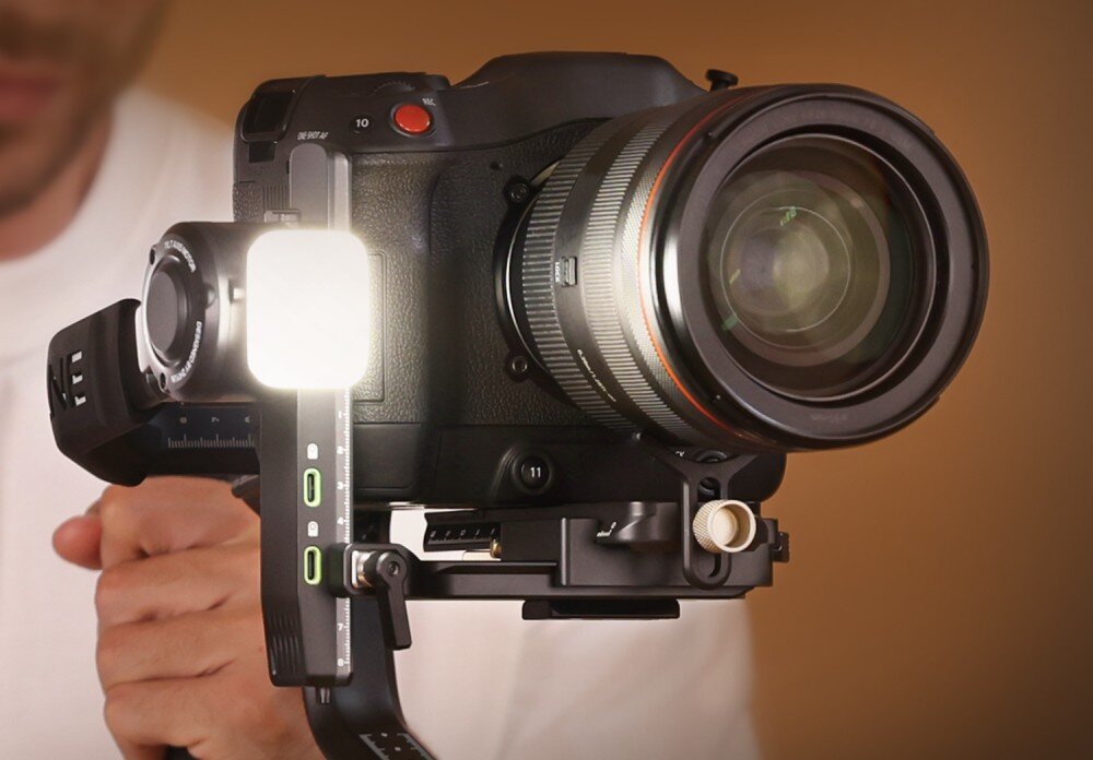 Gimbal ZHIYUN Crane 4 Combo Zbliżenie na aparat zamocowany na stabilizatorze z aktywnym światłem LED, lampka, moc