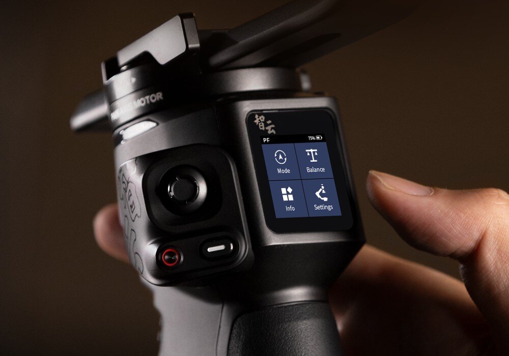 Gimbal ZHIYUN Crane 4 Combo Kolorowy ekran dotykowy stabilizatora pokazuje menu z opcjami ustawień, w tym wybór trybu, kalibrację i informacje o urządzeniu, ekran, przekątna, funkcje