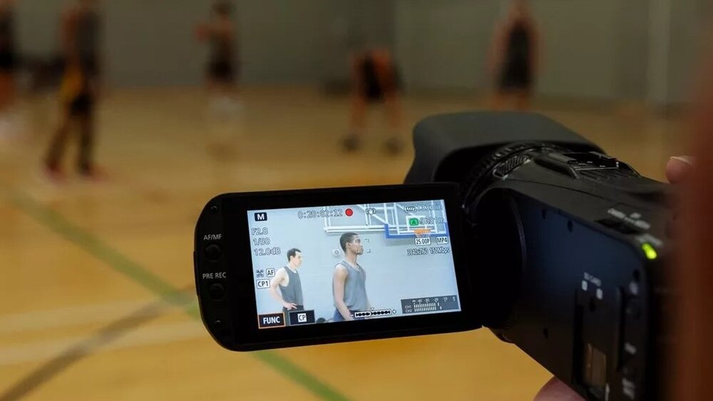 Kamera CANON XA60 ustawia ostrość na twarzy