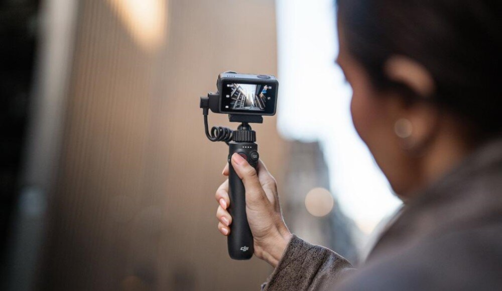 Kamera sportowa DJI Osmo Action 5 Pro Adventure Combo wyświetlacze OLED jasność powłoki podgląd