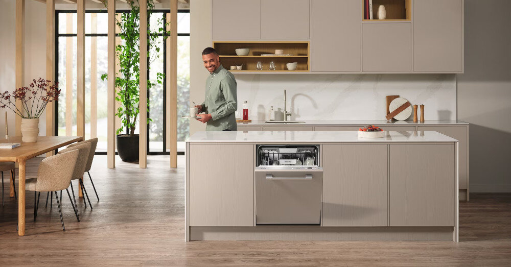 Zmywarka MIELE G 7980 SCVi zdjęcie lifestyle zabudowa kuchnia front zamknięta Przyłącze ciepłej wody do 14 kompletów naczyń AutoOpen ComfortClose Płukanie świeżą wodą