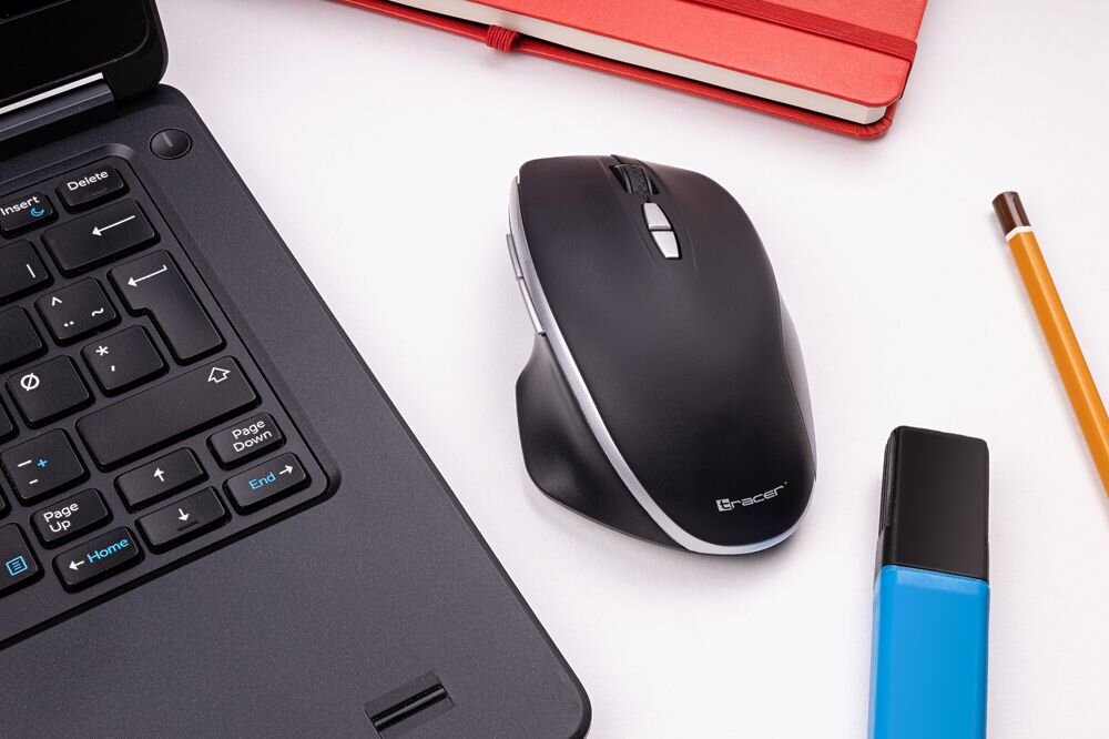 TRACER Perfect - mysz na blacie, obok laptop i notes