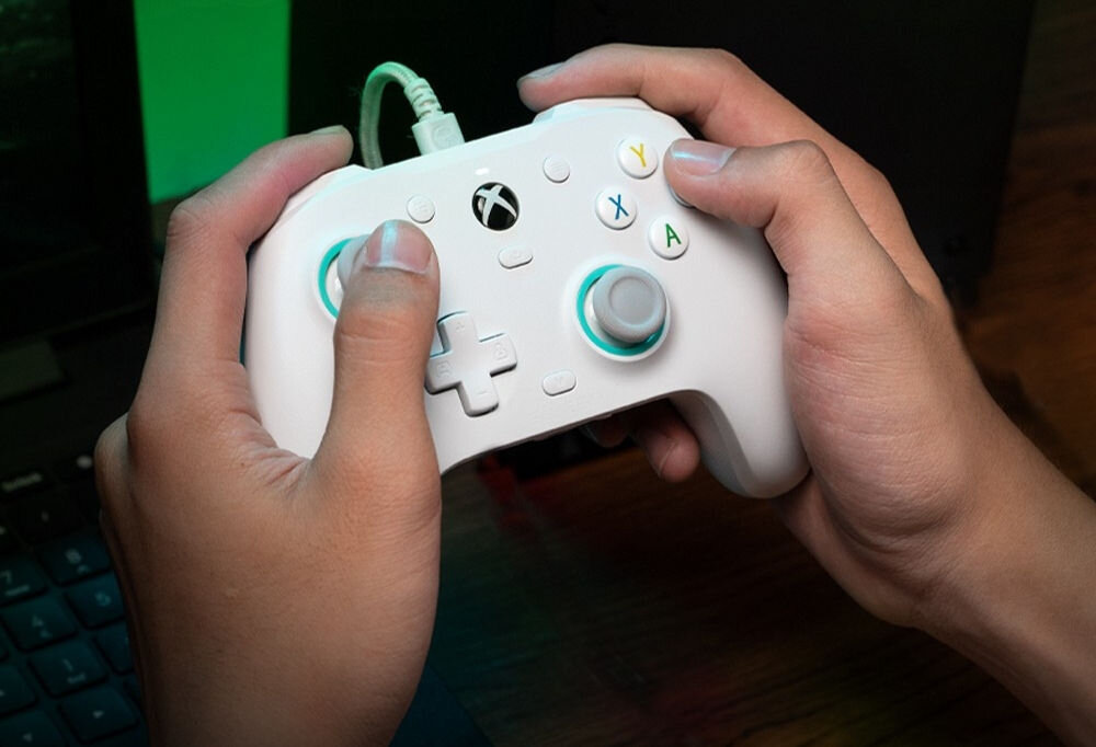 Kontroler GAMESIR G7 SE Biały
                w rękach zmień wygląd kontrolera oprogramowanie gamesir nexus konfiguracja mapowania martwe strefy wibracje d-pad profile