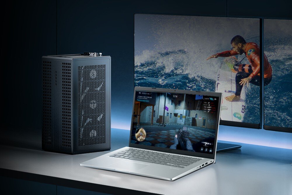 Dysk LEXAR NQ710 Laptop z grą na ekranie oraz monitor wyświetlający surfera stojące na biurku obok obudowy komputera