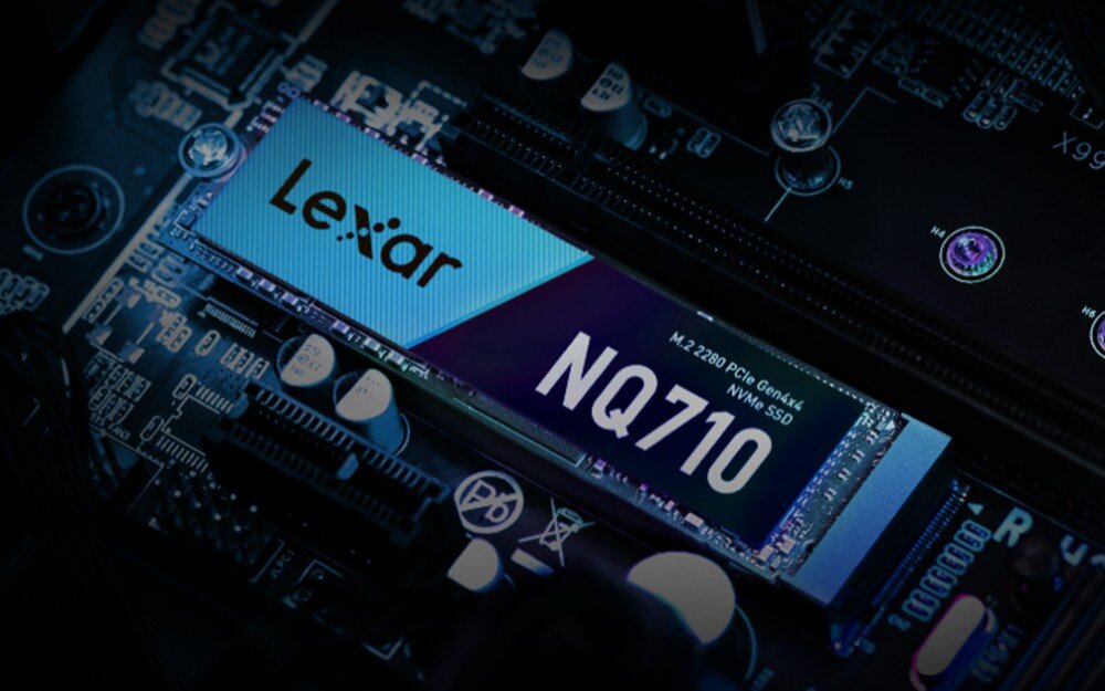 Dysk LEXAR NQ710 Dysk SSD z niebiesko-czarną etykietą zamontowany w gnieździe na płycie głównej komputera