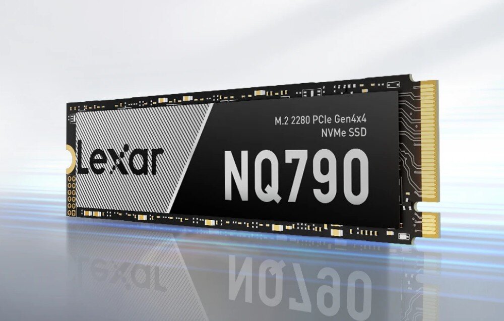 Dysk LEXAR NQ790 Produkt widoczny pod kątem na jasnym tle z wyraźnym odbiciem na powierzchni, na której leży