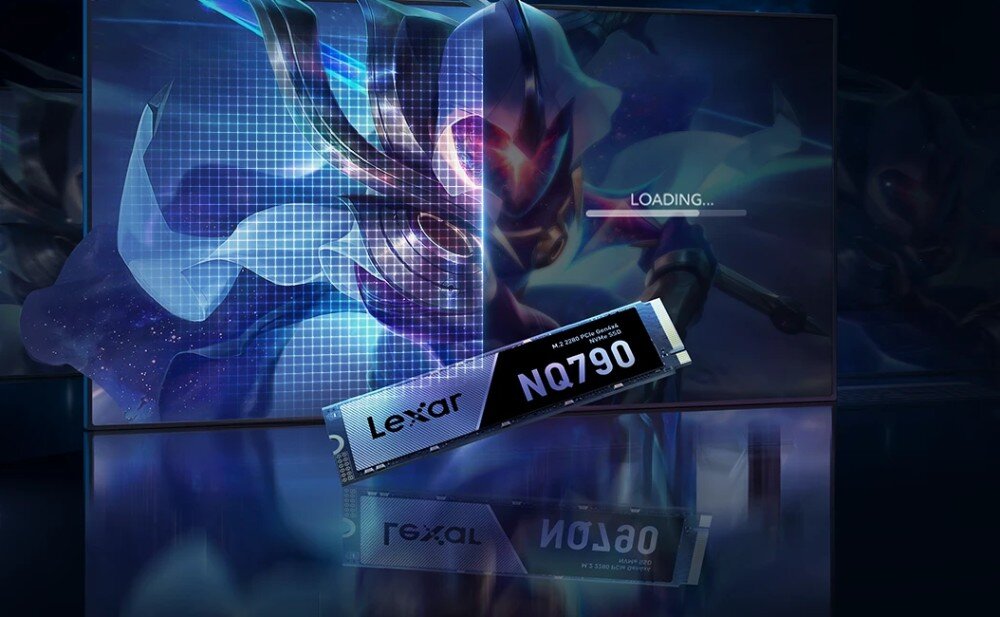 Dysk LEXAR NQ790 Dysk SSD unieszczony na tle grafiki z postacią z gry komputerowej i paskiem wczytywania danych